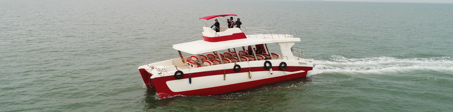 Barco de passageiros catamarã