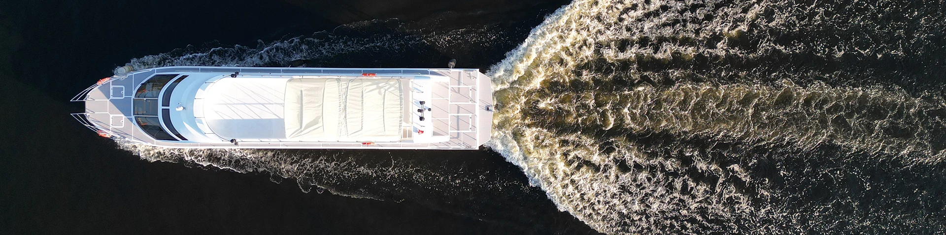 Barco de passageiros monohull