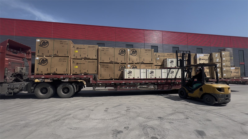 Dois caminhões de motores de mercúrio importados chegaram à Lawada® Company!