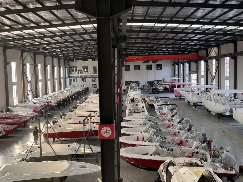 O iate Lawada® entregará 42 conjuntos de lanchas customizadas, especialmente projetadas para as condições aquáticas da montanha BIJIA.