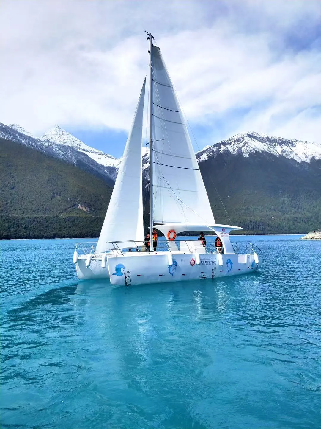 Por que os veleiros catamarãs são projetados assim