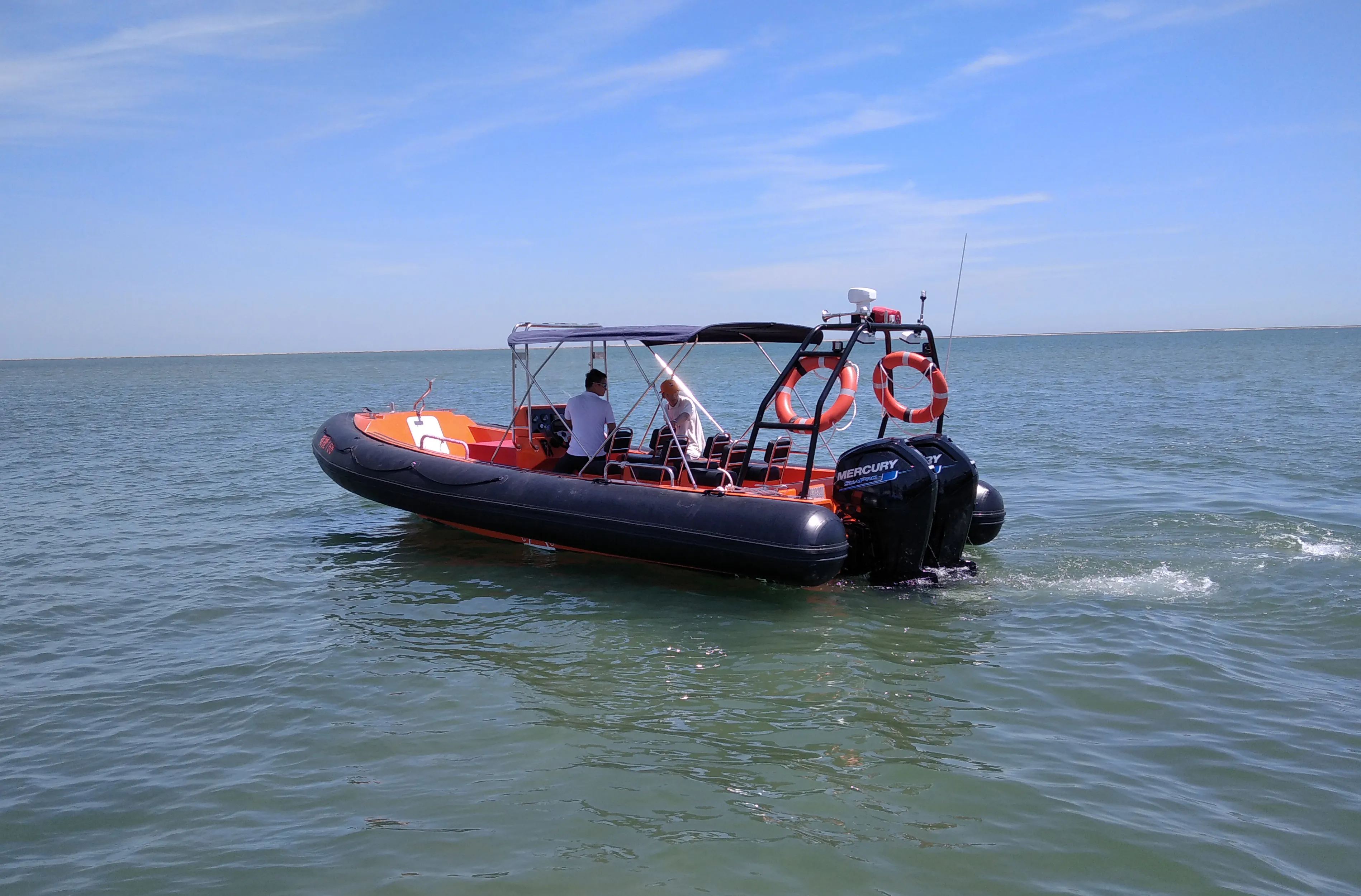 Quais barcos respondem rapidamente às emergências aquáticas?